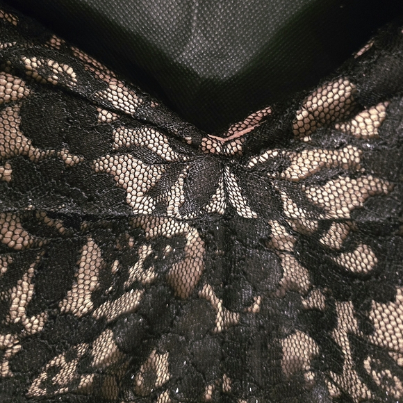 Elegant Shoulder Baring Sweetheart Neckline evening gown. - Picture 4 of 6